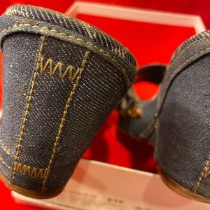 Like 🆕 authentic name brand wedge sandals!!!